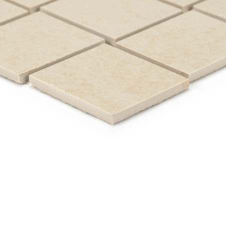 azulejos de cerámica cuadradas de color beige alineadas en un patrón de cuadrícula, mostrando bordes limpios. descansan sobre un