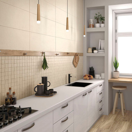 Cocina con gabinetes blancos y encimeras de madera, con estufa y fregadero negros. Las luces colgantes iluminan las paredes de a