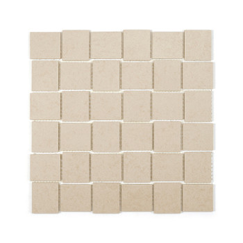 Vierkante beige tegels zijn gerangschikt in een raster, waardoor een uniform, structuurpatroon ontstaat op een vlak oppervlak te