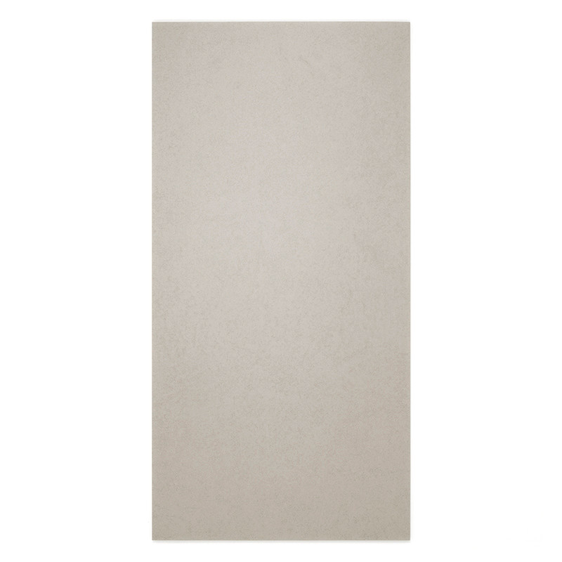 Eine rechteckige beige Fliese liegt flach und weist eine glatte, matte Oberfläche auf. es steht vor einem unbestimmten, schlicht