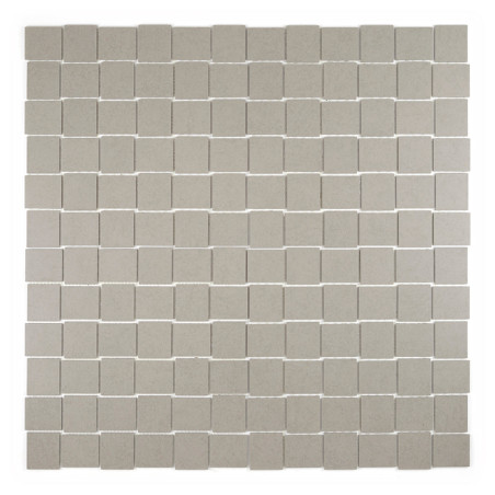 Les carreaux carrés gris sont uniformément disposés selon un motif en grille, formant un design soigné et cohérent avec un espac