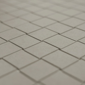Les carreaux carrés gris sont disposés selon un motif de grille soigné et répétitif sur une surface plane, créant un design unif