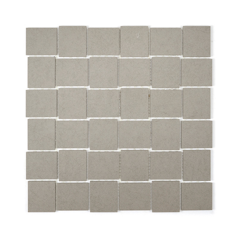 Une grille de carreaux carrés gris clair uniformes disposés uniformément, créant un motif homogène. les carreaux ont une finitio