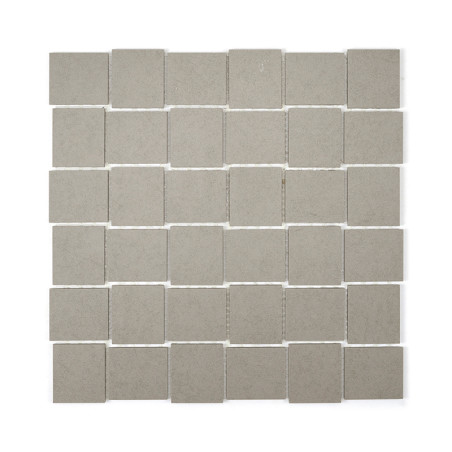 Une grille de carreaux carrés gris clair uniformes disposés uniformément, créant un motif homogène. les carreaux ont une finitio