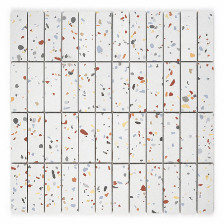 Les carreaux rectangulaires, présentant un motif de terrazzo de taches rouges, grises et bleues, sont soigneusement disposés dan