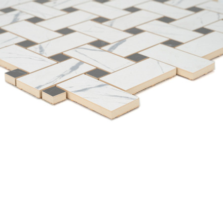 Une feuille de carreaux de mosaïque présente des carreaux blancs rectangulaires imbriqués avec des veines grises et de petits ca