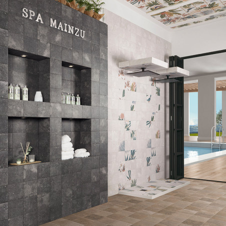 Planken tonen handdoeken en toiletartikelen in een betegelde spa-kamer met het opschrift `SPA MAINZU`. vlakbij leidt een doucher