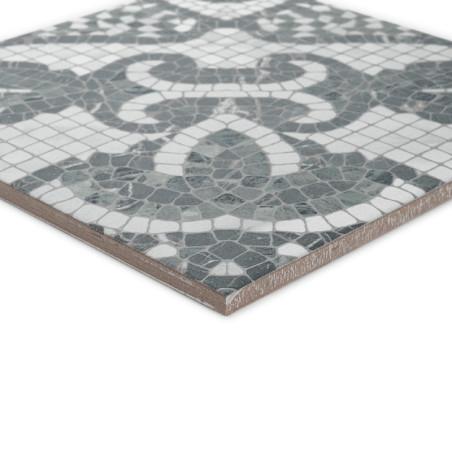 El azulejo cuadrado presenta un patrón de mosaico de formas verdes y blancas entrelazadas, que descansan sobre un borde liso de 