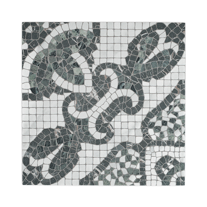 El mosaico presenta intrincados patrones florales entrelazados en verde y blanco en una cuadrícula cuadrada, creando un diseño o