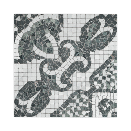 Les carreaux de mosaïque présentent des motifs floraux complexes verts et blancs entrelacés sur une grille carrée, créant un des
