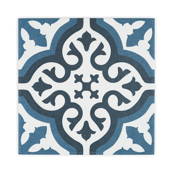 Les carreaux carrés présentent des motifs floraux symétriques bleu marine et blancs avec des motifs incurvés, créant un effet dé