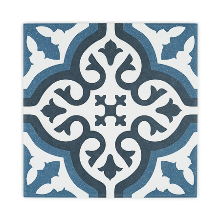 Les carreaux carrés présentent des motifs floraux symétriques bleu marine et blancs avec des motifs incurvés, créant un effet dé