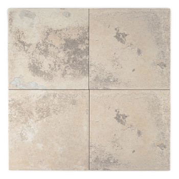 O azulejo apresenta um padrão texturizado com áreas de bege e cinza, evocando uma aparência de pedra natural envelhecida em um a