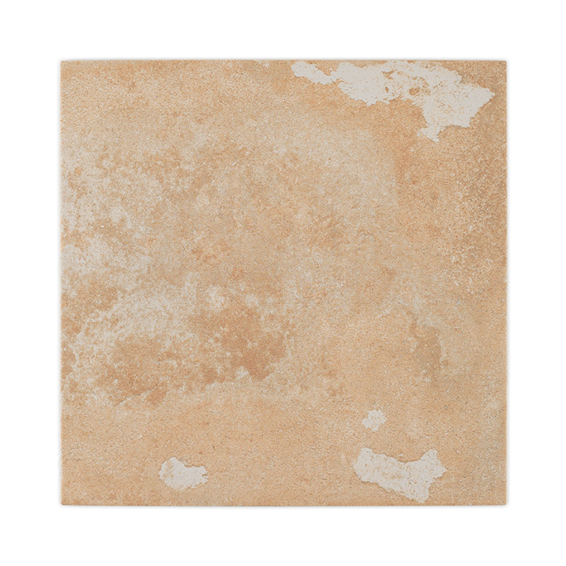 Un carreau de céramique beige présente un aspect patiné, avec des taches et des taches blanches sur sa surface, suggérant une es
