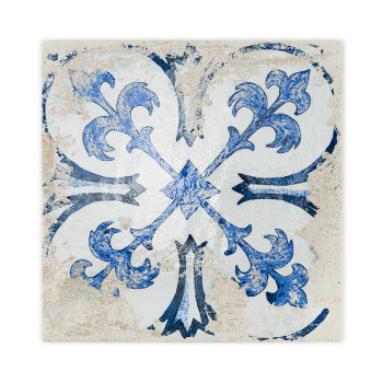 Un azulejo decorativo presenta un patrón simétrico de flor de lis azul que irradia desde el centro, sobre un fondo crema muy des