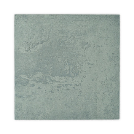 Un azulejo cuadrado muestra una superficie moteada y texturizada en tonos verdes apagados, que recuerdan a la piedra natural, so
