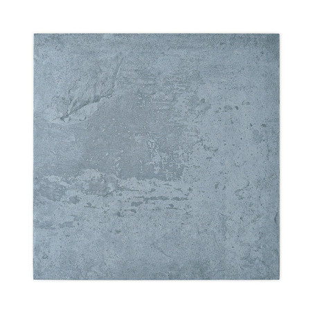 Um ladrilho quadrado de textura áspera e irregular apresenta tons manchados de cinza e azul, lembrando pedra natural, contra um 