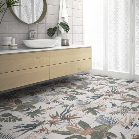 Vloertegels met patronen tonen tropische bladeren in een badkamer, waar een houten wastafel een witte wastafel en een ronde spie