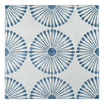 Un azulejo cuadrado presenta un patrón floral abstracto con formas en forma de pétalos de color azul oscuro que irradian desde c