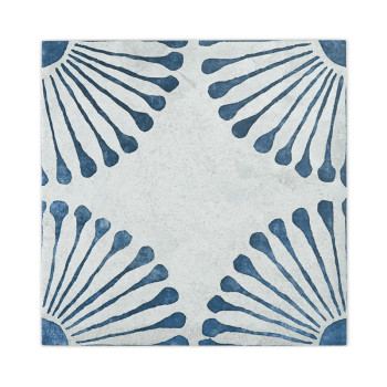 Un azulejo cuadrado presenta un patrón floral abstracto con formas en forma de pétalos de color azul oscuro que irradian desde c
