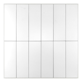 Um ladrilho quadrado branco é dividido em quatro colunas e linhas menores, criando um padrão de grade. A superfície é lisa e uni