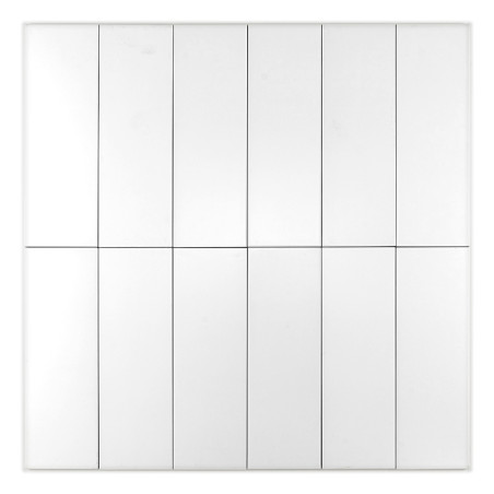 Un mosaico cuadrado blanco se divide en cuatro columnas y filas más pequeñas, creando un patrón de cuadrícula. La superficie es 