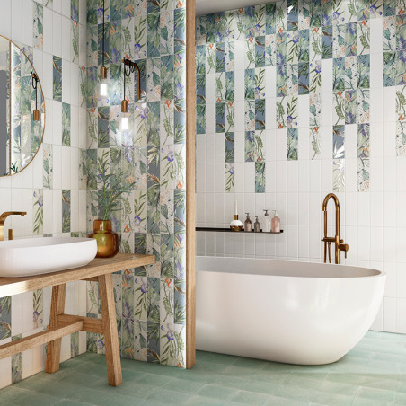 O banheiro dispõe de banheira independente branca sob uma torneira de latão. Azulejos com motivos florais e uma penteadeira de m