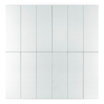 Carrelage rectangulaire blanc posé debout sur un fond uni gris clair.
