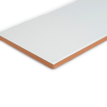 Un carreau rectangulaire en céramique blanche avec une surface lisse et une base brun rougeâtre, vu en angle sur un fond uni.
