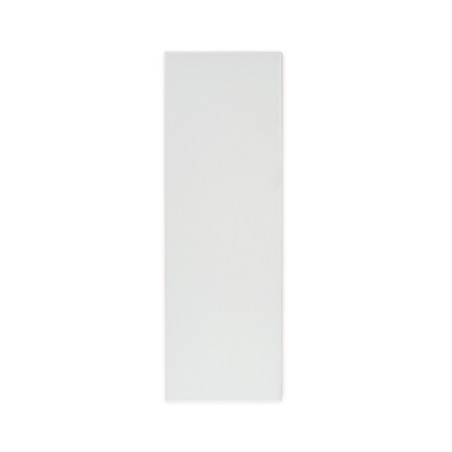 Carrelage rectangulaire blanc posé debout sur un fond uni gris clair.
