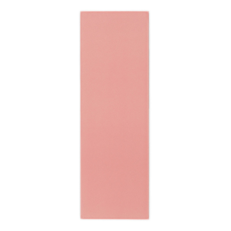 Um ladrilho rosa sólido retangular fica na vertical contra um fundo branco liso, exibindo sua superfície lisa e fosca.