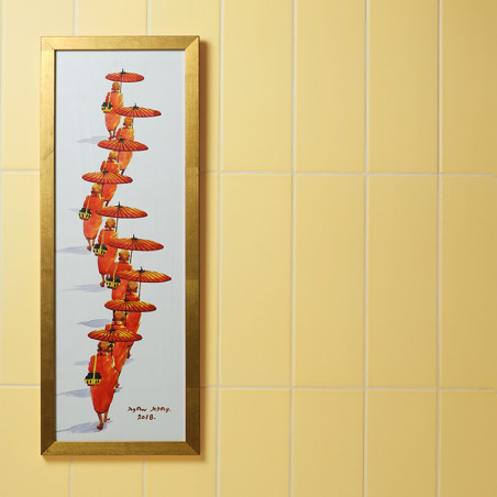 Uma obra de arte emoldurada retrata uma coluna de figuras vestidas com túnicas laranja, segurando guarda-chuvas vermelhos, encos