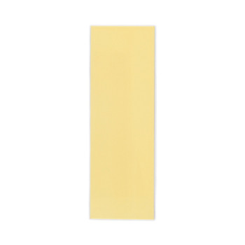 Um ladrilho bege retangular orientado verticalmente é posicionado contra um fundo branco liso.