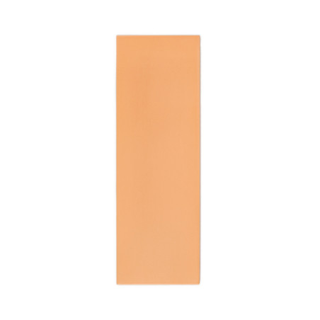 Um ladrilho laranja retangular de cor sólida fica plano contra um fundo branco liso, enfatizando sua textura suave e design simp