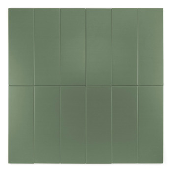 Un carreau vert rectangulaire repose sur un fond blanc uni, présentant une texture lisse sans aucun marquage ni texte visible.