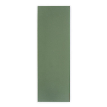 Un carreau vert rectangulaire repose sur un fond blanc uni, présentant une texture lisse sans aucun marquage ni texte visible.
