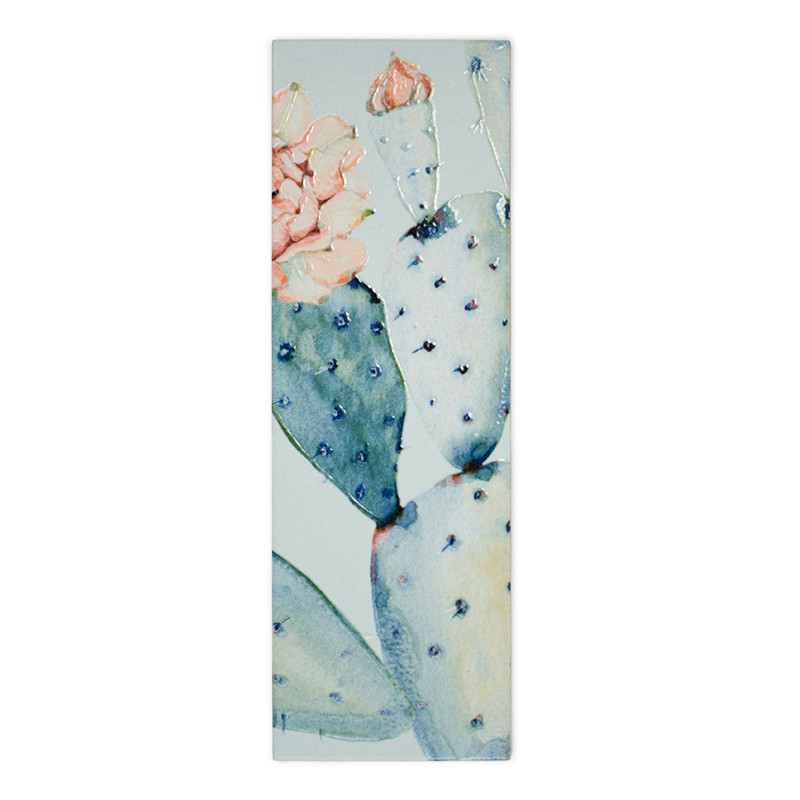 Uma pintura em estilo aquarela de cactos de pera espinhosa exibe almofadas verdes suaves com pontos azuis e flores rosa contra u