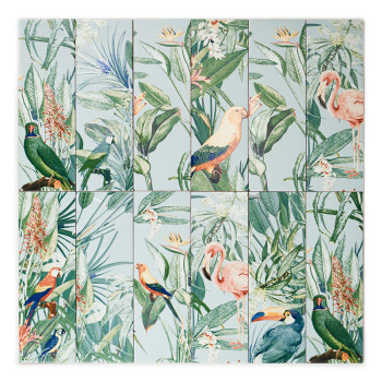 Ein grüner Vogel sitzt auf einem Ast, umgeben von großen tropischen Blättern und orangefarbenen Blüten vor einem hellblauen Hint