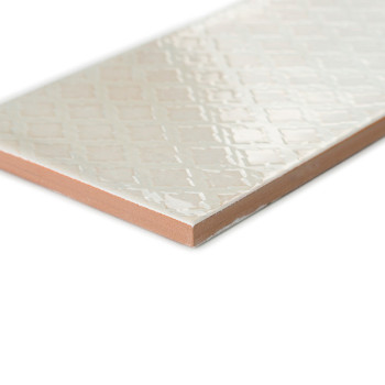 Um ladrilho cerâmico retangular repousa diagonalmente, apresentando uma superfície brilhante com padrão de diamante. Suas bordas
