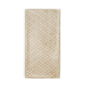 Los azulejos rectangulares muestran un patrón repetitivo de formas de diamantes entrelazadas de color beige, creando una aparien