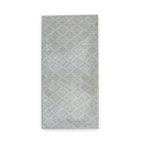 Le carreau rectangulaire présente un motif de treillis géométrique dans des tons gris clair, sur un fond doux et texturé, adapté