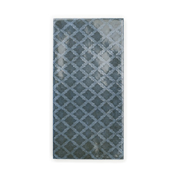 Le carreau rectangulaire présente un motif en treillis avec des formes de losange, avec une finition brillante. Les couleurs des