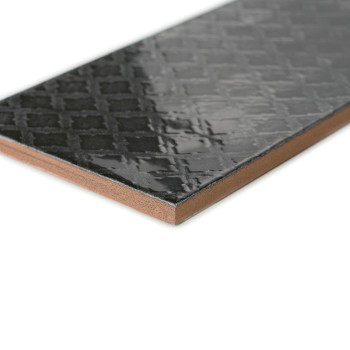 Un mosaico negro brillante presenta un patrón de cuadrícula, que descansa sobre un fondo blanco liso, mostrando su superficie li