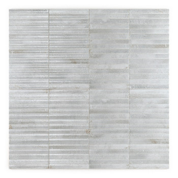 Un azulejo rectangular presenta crestas lineales horizontales, desiguales en diferentes tonos de gris claro, lo que sugiere un e