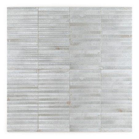 Um ladrilho quadrado apresenta ranhuras e saliências horizontais, criando um padrão texturizado. A superfície dos azulejos é cin