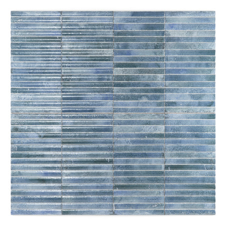Les carreaux bleus rectangulaires sont disposés en grille, alternant entre finitions brillantes et mates, créant une surface tex