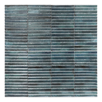 Le carreau rectangulaire présente des rayures horizontales alternées dans des tons de sarcelle, de bleu et de gris. la surface t