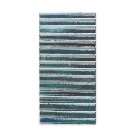 Rechthoekige tegels vertonen afwisselende horizontale strepen in de kleuren groenblauw, blauw en grijs. Het gestructureerde oppe