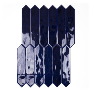 Eine glänzende, dunkelblaue Fliese mit spitzen Enden steht senkrecht vor einem schlichten weißen Hintergrund und reflektiert das
