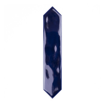 Eine glänzende, dunkelblaue Fliese mit spitzen Enden steht senkrecht vor einem schlichten weißen Hintergrund und reflektiert das